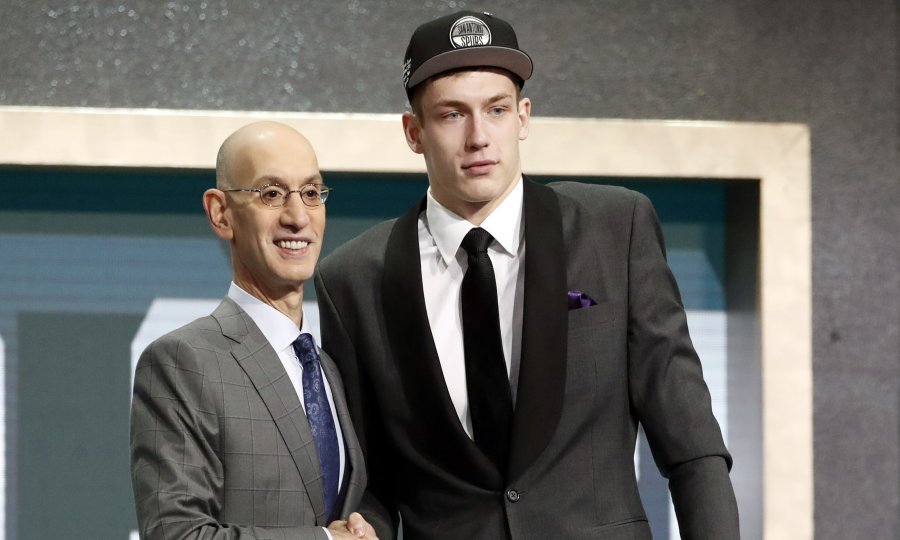 Komesar NBA lige Adam Silver i Luka Šamanić na draftu 2019. godine