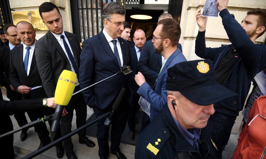 Plenković na izlasku iz zgrade Sabora