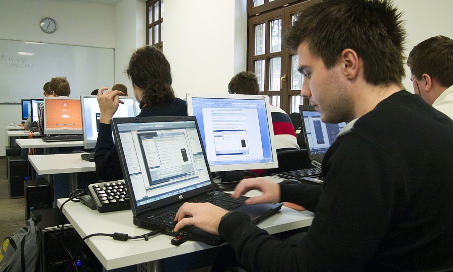 mladić muškarac računalo MTA Algebra