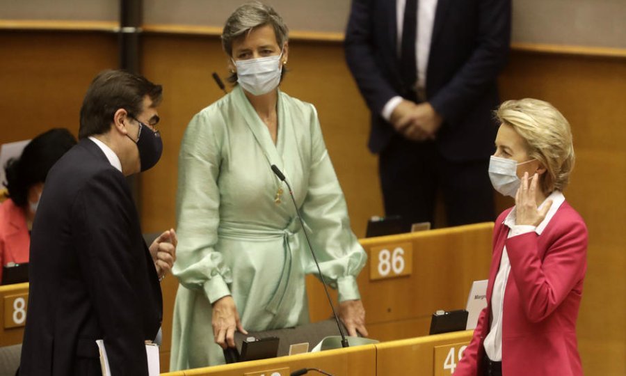 Margaritis Schinas, Margrethe Vestager i Ursula Von Der Leyen u Europskom parlamentu