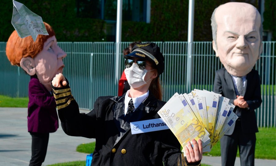 Prosvjed protiv njemačke državne pomoći zrakoplovnoj kompaniji Lufthansa. Prosvjednici odjeveni u pilote nose maske kancelarke Angele Merkel i ministra financija Olafa Scholza