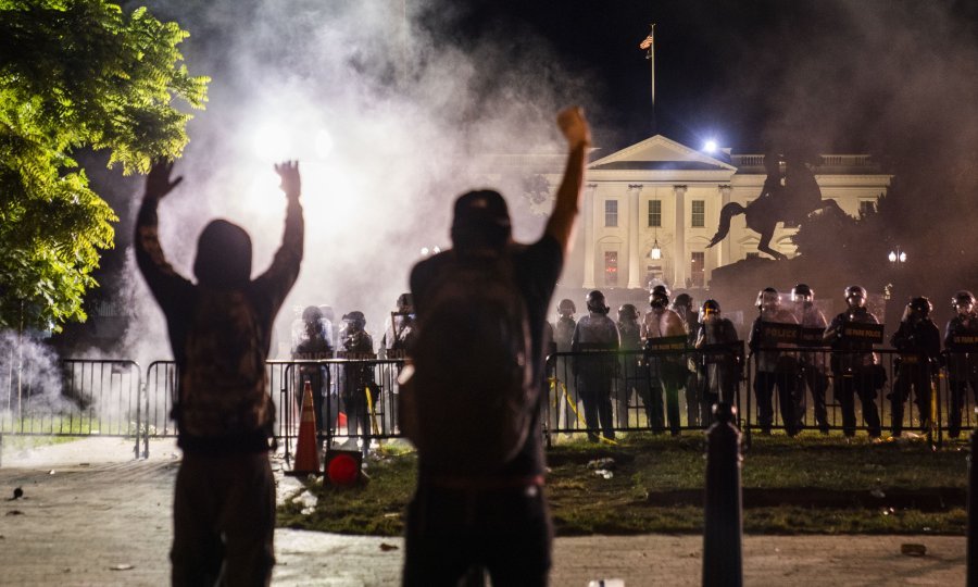 Ilustracija / prosvjedi ispred Bijele kuće u Washingtonu