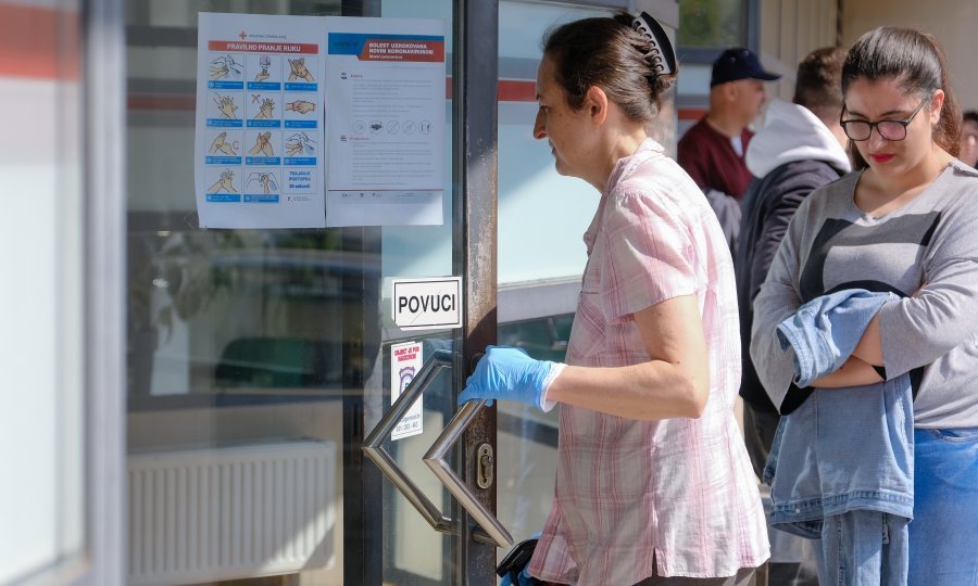 Nezaposleni čekaju ispred HZZ-a u Zagrebu