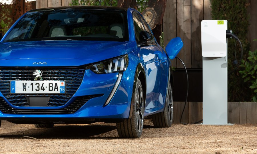 Peugeot e-208 pokreće sinkroni električni motor s premanentnim magnetom maksimalne snage 100 kW (136 KS)