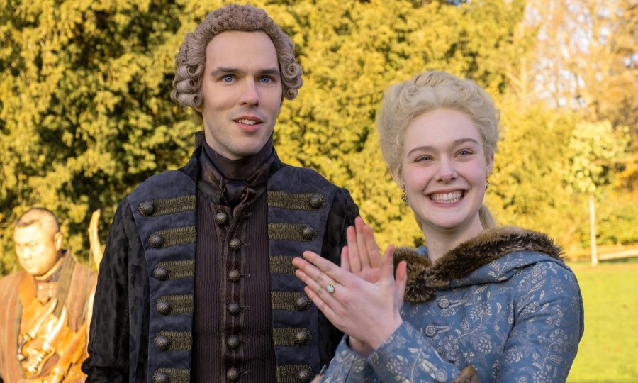 Nicholas Hoult kao Petar III i Elle Fanning kao Katarina Velika u seriji 'Velika'