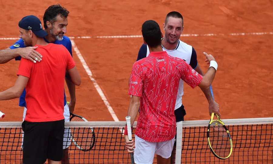 Viktor Troicki grli Novaka Đokovića