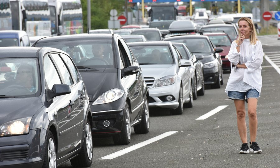 Gužve na granicama: Turisti satima čekaju na ulazak u Hrvatsku 1264223