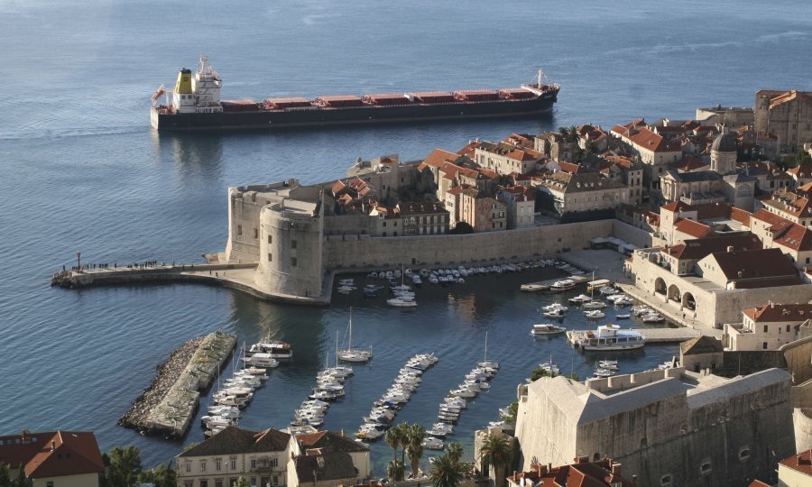 Brod Atlantske plovidbe kod Dubrovnika / Arhivska fotografija