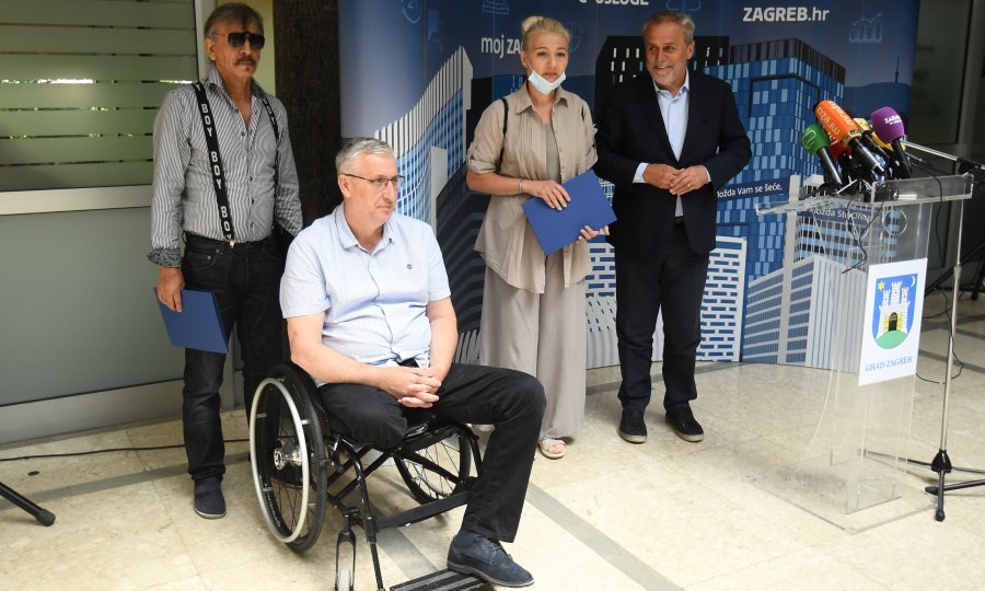 Bandić dodijelio stanove obiteljima stradalim u potresu.