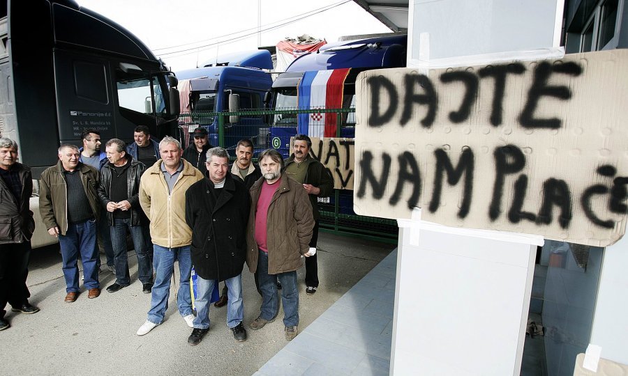 Radnici transportnog poduzeća Panonija prosvjeduju već danima ispred ulaza u tvrtku koji su blokirali kamionima tegljacima. Tvrtka je u stečaju, a 88 vozača bez posla traži od vlasnice tvrtke da poništi žalbu na odluku o stečaju kako bi mogli barem dobiti