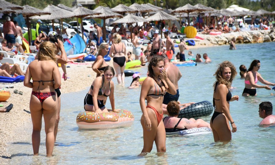 Scena s hrvatske plaže - ilustracija