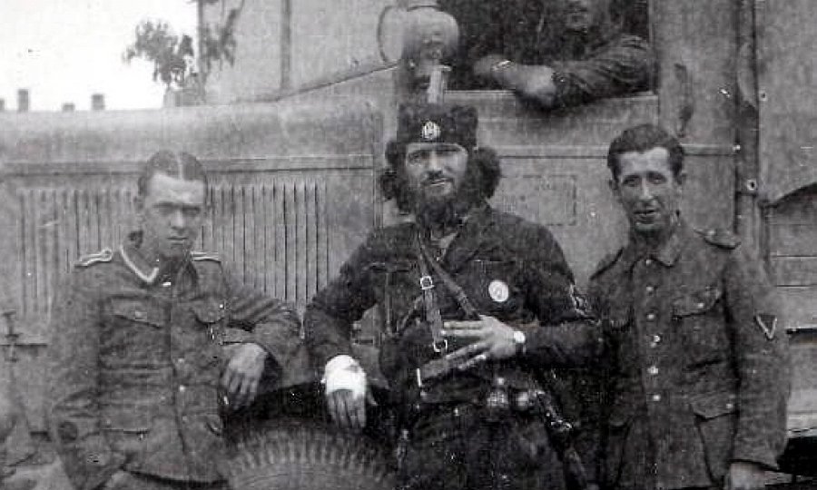 Blagoje Jovović (u sredini, s bradom)