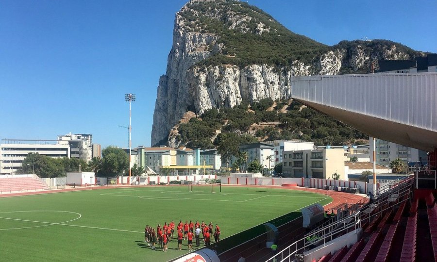 Igrači Lincoln Red Impsa pojavili su se na trvanjaku stadiona u Gibraltaru