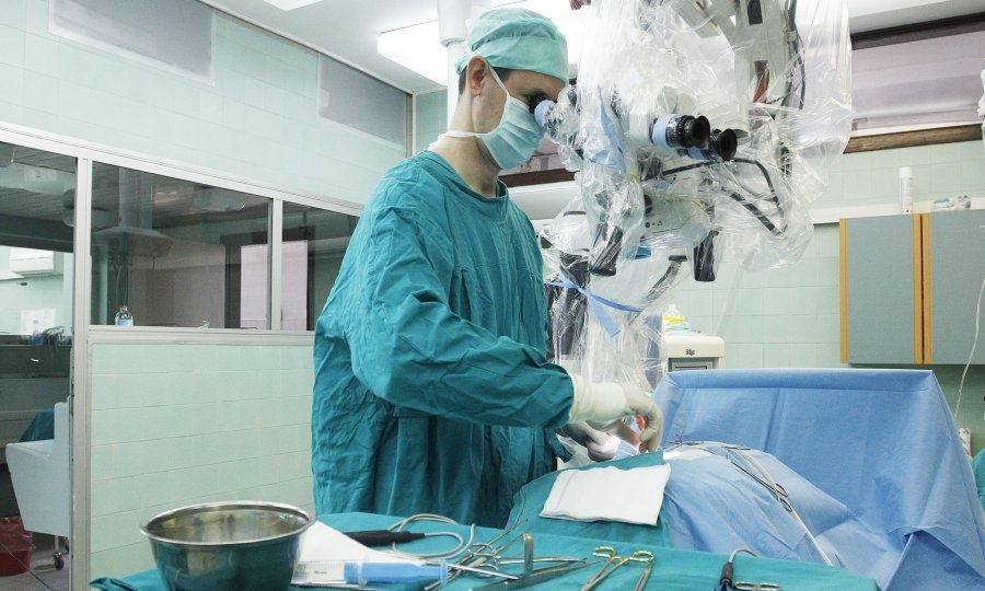 Arhivska fotografija/Dr. Nenad Kudelić na operaciji