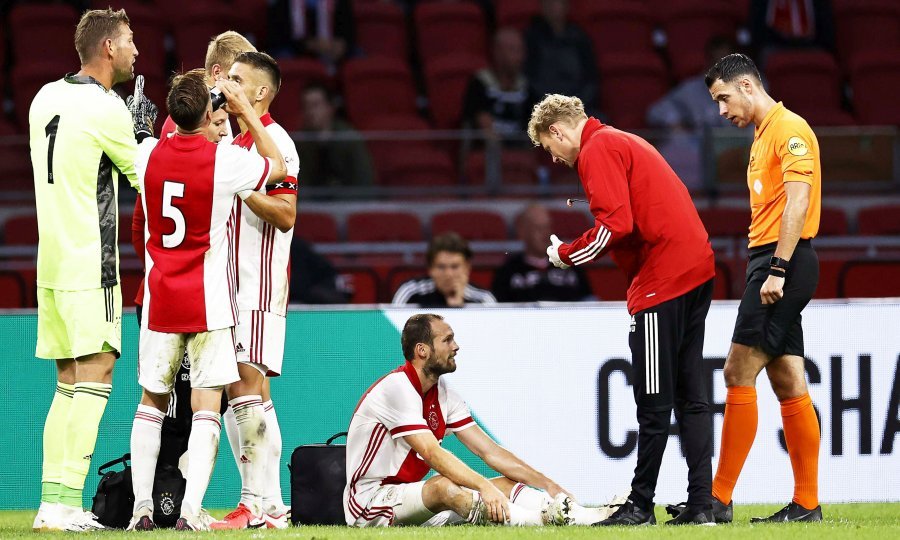 Daley Blind (sjedi na travnjaku)
