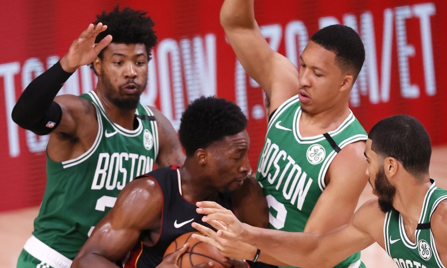 Bam Adebayo (u sredini) zaustavljen od Bostonovog trojca (Marcus Smart, Grant Williams i Jayson Tatum)