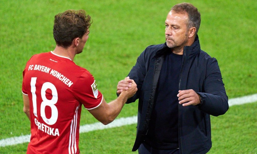 Trener Hansi FLICK i Leon GORETZKA