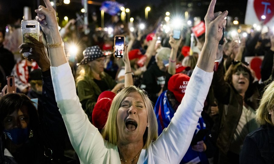Trumpovi simpatizeri ispred bolnice Walter Reed, u kojoj je američki predsjednik liječen od koronavirusa
