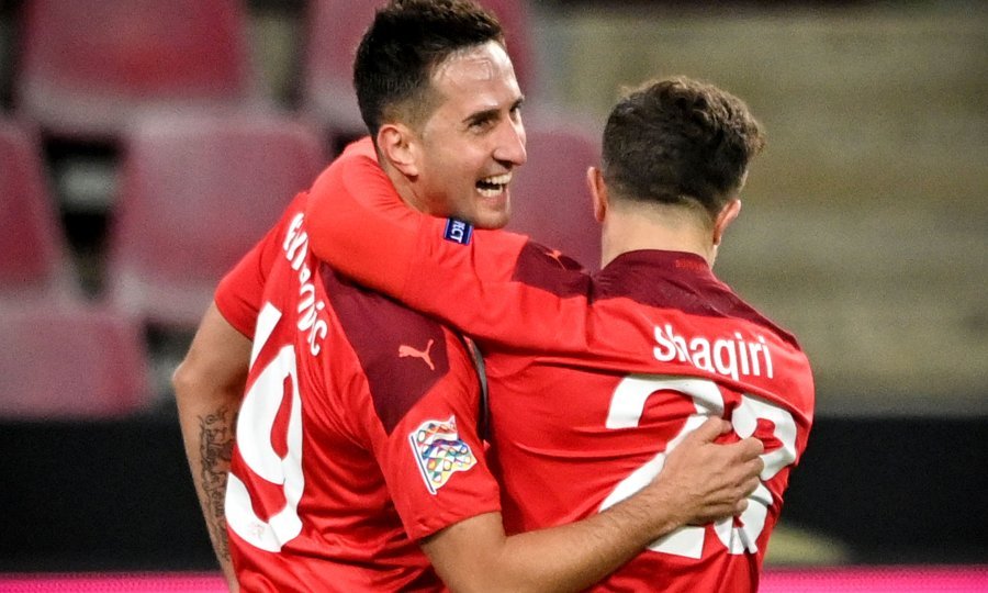 Mario Gavranović (lijevo) i Xherdan Shaqiri