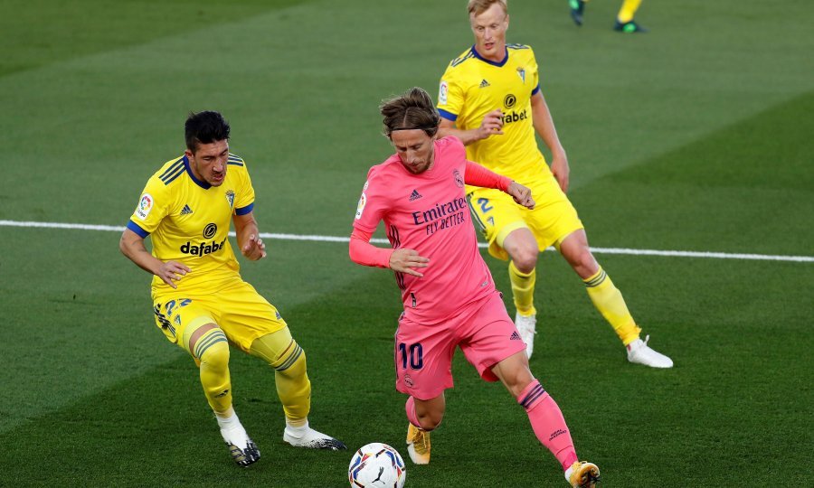 Luka Modrić (u rozom dresu)