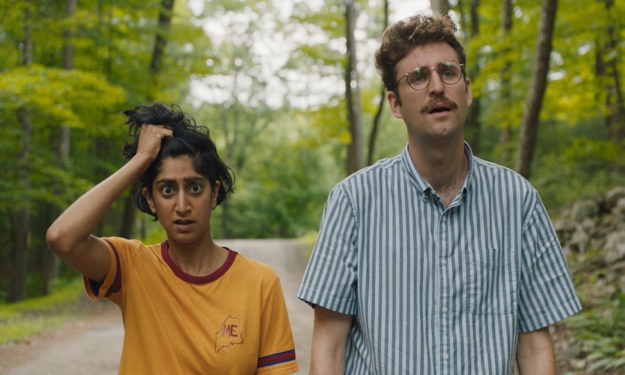 Sunita Mani i John Paul Reynolds u filmu 'Spasite se'