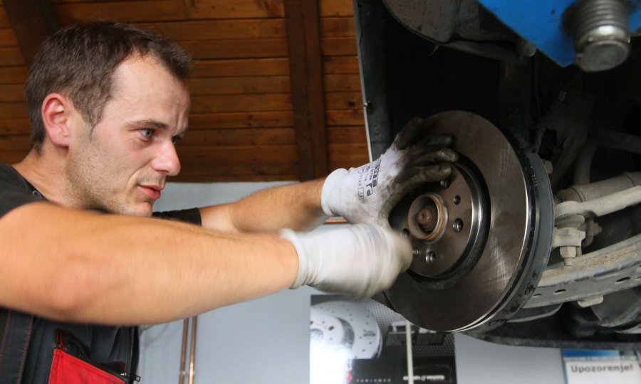 30.07.2014., Koprivnica - Zamjena dotrajalih kocionih diskova i plocica u autoservisu Busnja. Photo: Marijan Susenj/PIXSELL