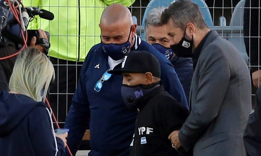 Diego Maradona (u sredini, sa kapom)