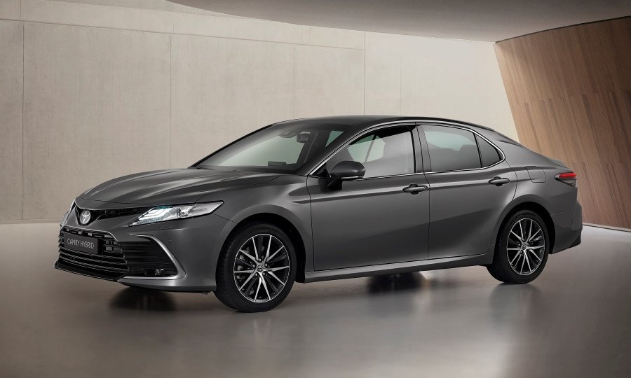 Prednja strana Camry Hybrida za 2020. godinu redizajnirana je, s novim prednjim odbojnikom, te gornjom i donjom rešetkom dodajući veću dinamiku, veći prestiž i dojam šireg izgleda