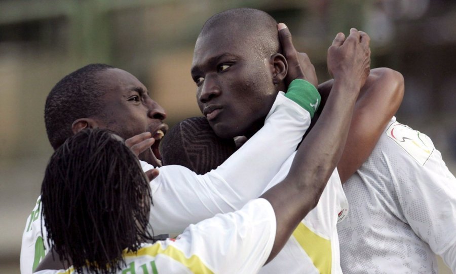 Papa Bouba Diop (desno)
