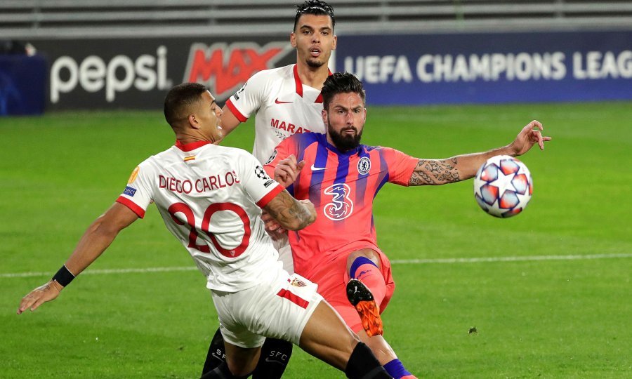 Olivier Giroud između igrača Seville