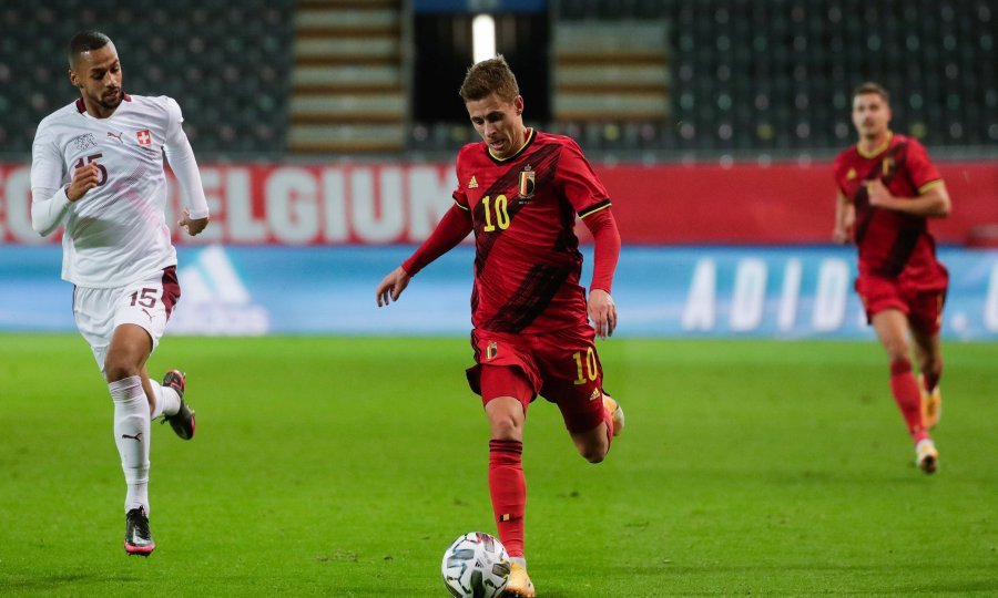 Thorgan Hazard (u crvenom dresu s brojem 10)