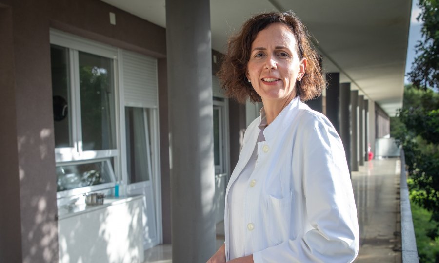 Mirela Pavičić-Ivelja jedna je od deset splitskih infektologa, uz još četiri specijalizanta infektologije, kroz čije su ruke od ožujka do danas prošle stotine bolesnika