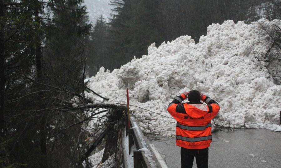 Fotografije lavine objavila je policijska uprava u Novoj Gorici