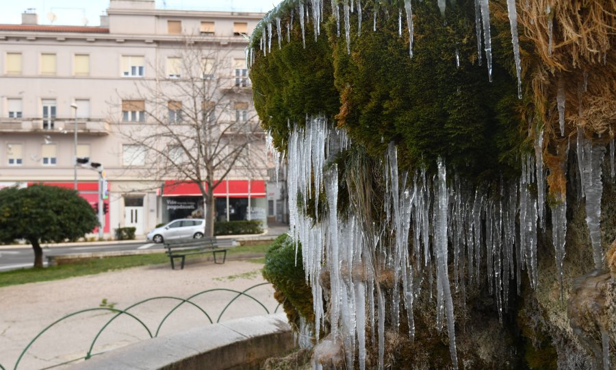 Šibenik: Jaka bura i temperature ispod nule zamrznule su fontanu ispred crkve Gospe van grada