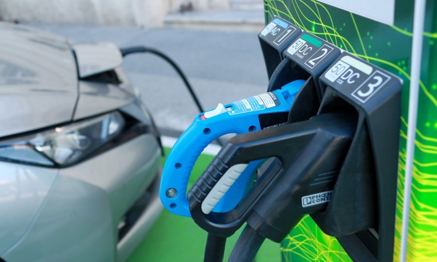 Punjenje električnog automobila - ilustracija