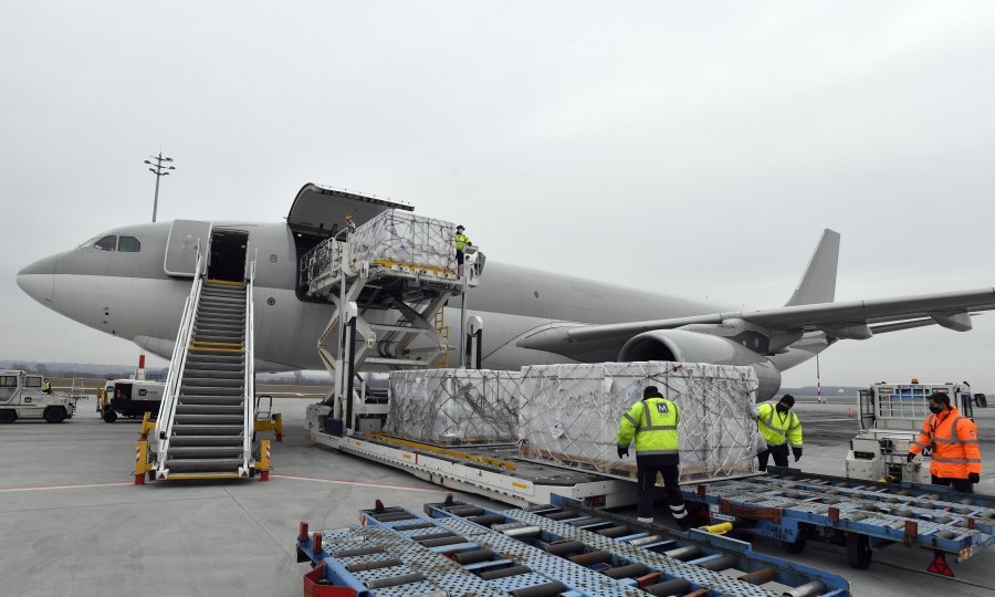 Na aerodrom Ferenc Liszt u Budimepšti stigla je pošiljka kineskog cjepiva Sinopharm