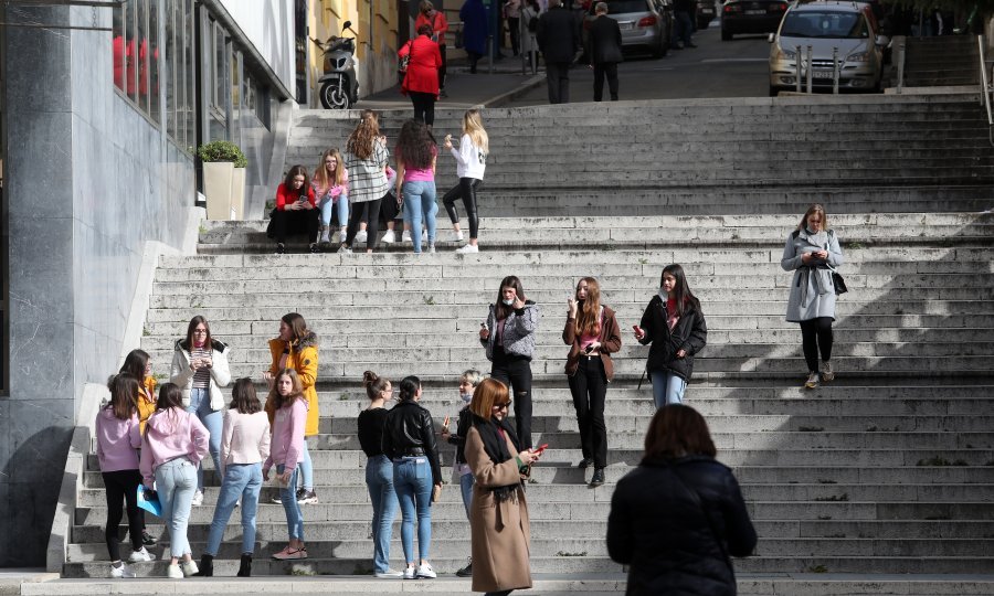 Mladi uživaju na suncu na stepenicama uz hotel Bonavia u Rijeci