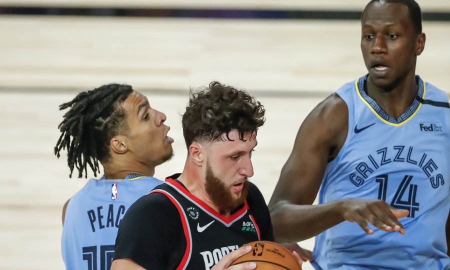 Jusuf Nurkić (s loptom u rukama)