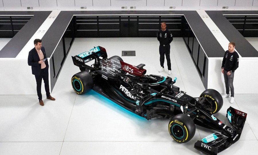 Novi Mercedesov bolid W12, a uz njega Lewis Hamilton i Valtteri Bottas