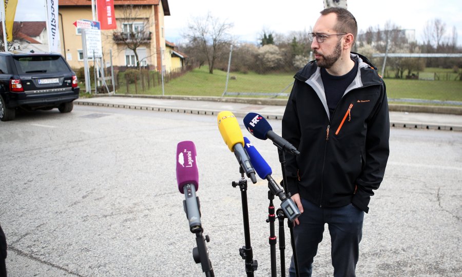 Zagreb je naš! i Možemo! konferencija za medije Tema konferencije problemi su naselja Sveta Klara i Podbrežje. Na konferenciji za medije govorili su Tomislav Tomašević, kandidat za gradonačelnika Zagreba i Tomislav Vukoja, vijećnik u Mjesnom odboru Siget