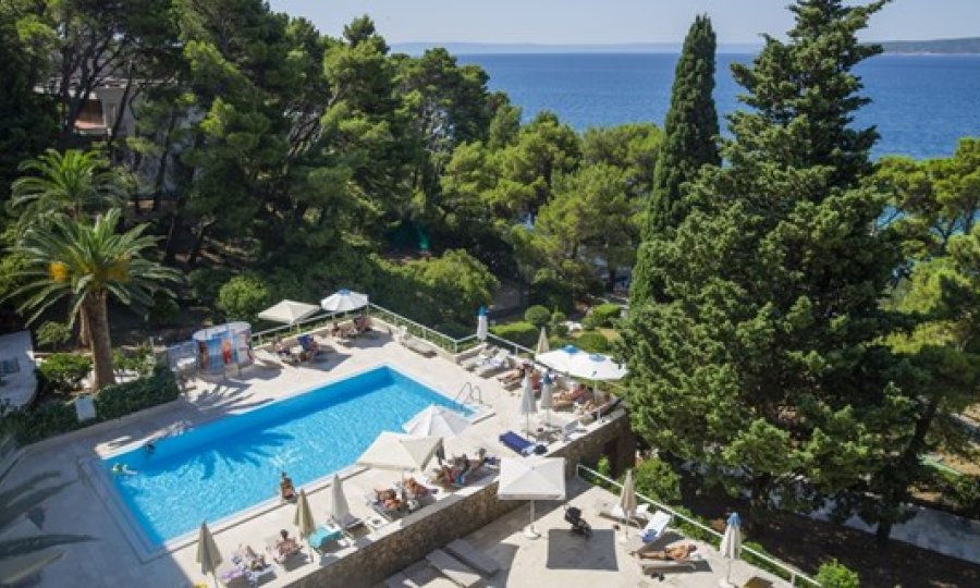 Bluesun hotel Maestral u Brelima, izgrađen 1965., do 17. studenoga 2020. imao je status preventivno zaštićenog kulturnog dobra