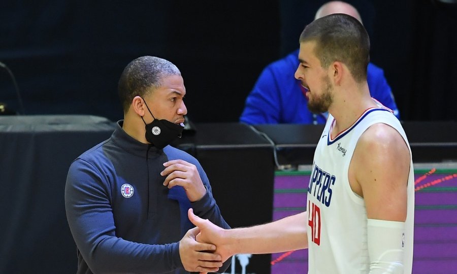 Trener LA Clippersa Tryonn Lue i Ivica Zubac