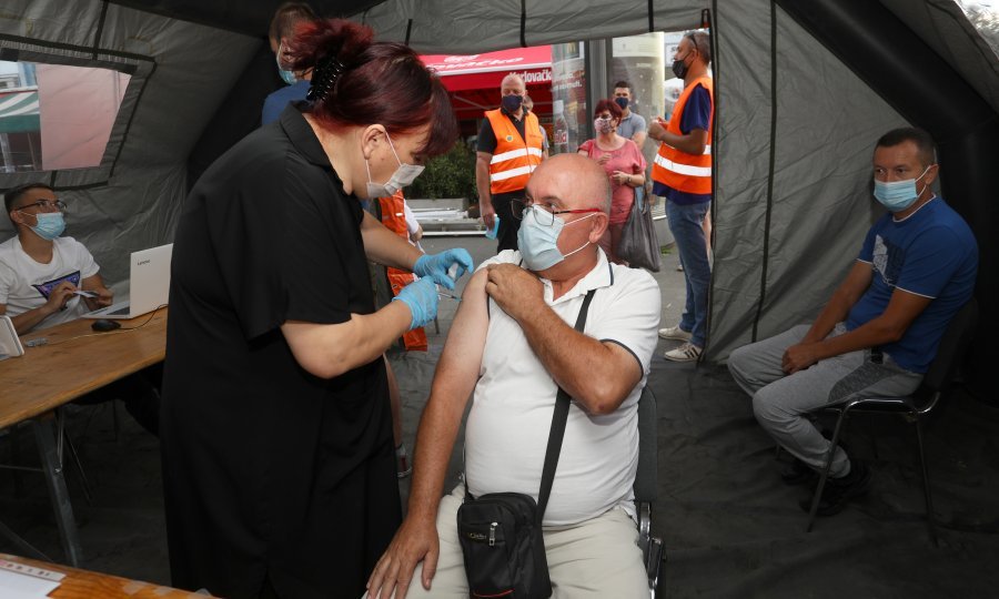 Karlovac: Dobar odaziv građana na cijepljenje bez prethodnog naručivanja u Karlovcu