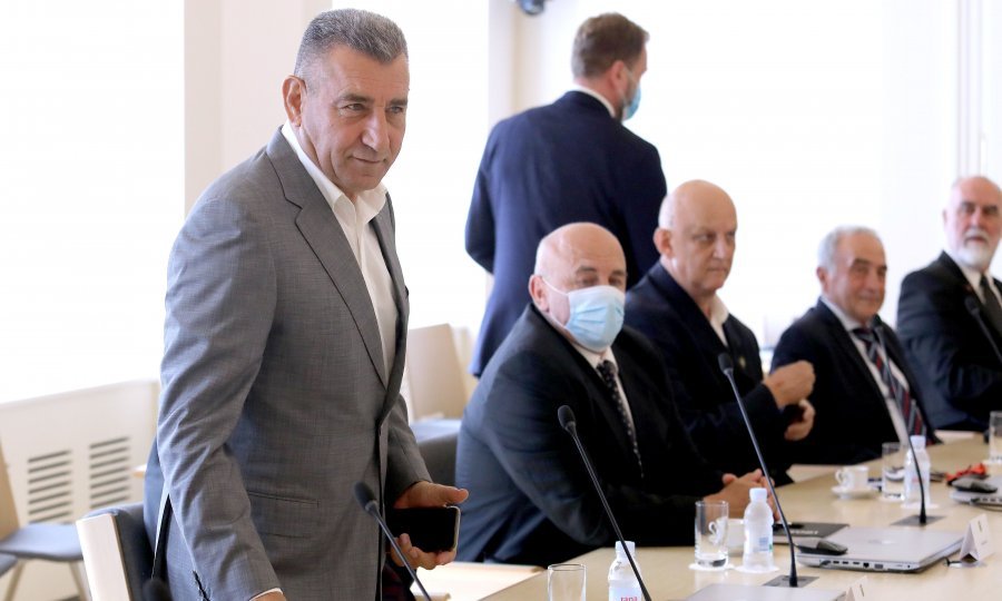 Andrej Plenković s članovima Hrvatskog generalskog zbora