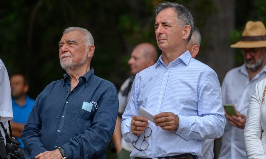 Milorad Pupovac i Stjepan Mesić na obljetnici podizanja ustanka u Srbu