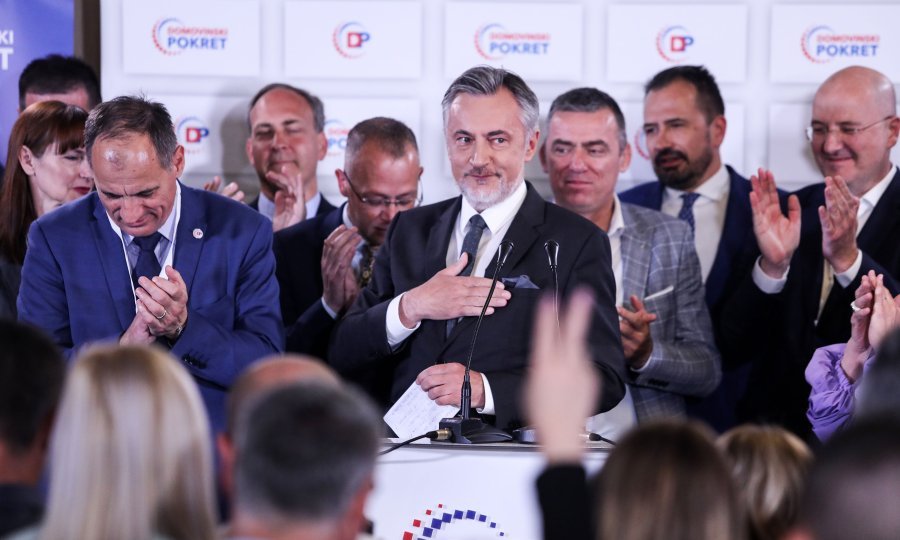 U večeri trećeg uzastopnog poraza još uvijek su mu pljeskali. Ubrzo su ga prekrižili