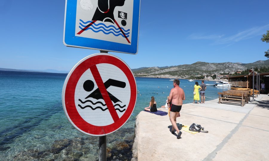 Zbog zagađenja mora na plaži u Klenovici zabranjeno je kupanje