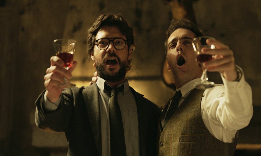 Alvaro Morte i Pedro Alsonso u seriji 'Money Heist' pjevaju 'Bella ciao'