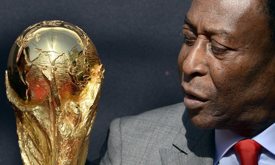 Legendarni Pele s trofejem titule prvaka svijeta