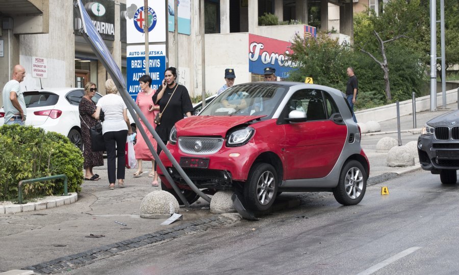 Smart se zabio u prometni znak u Splitu